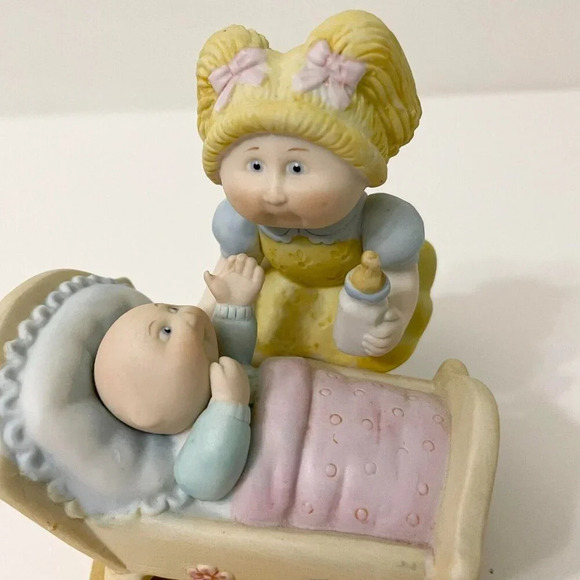 1984 Cabbage Patch Kids Porcelain Figurine Girl Feeding Baby in Cradle - Picture 12 of 16